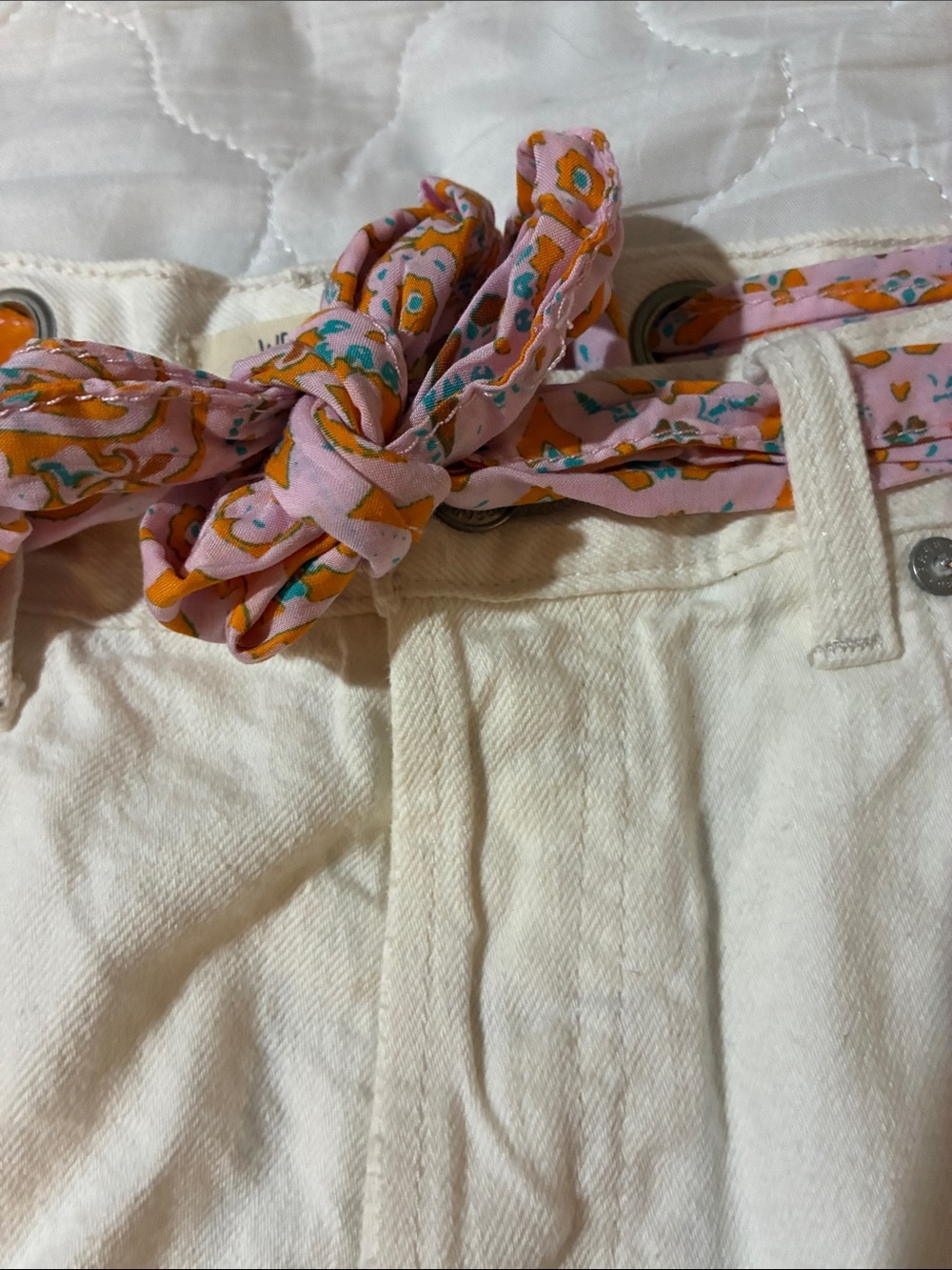 Women’s Free People cream Frayed Hem Denim Shorts Pink Accent Belt - Picture 3 of 5